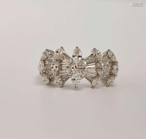 195 Bague papillon en or gris et nœud de diamants blancs, ta...