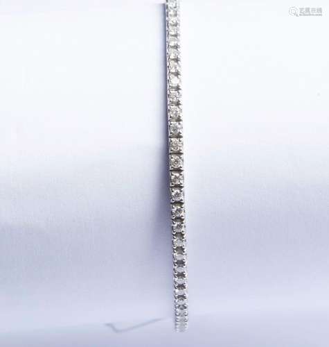 198 Bracelet en or gris serti d'une ligne de diamants brilla...