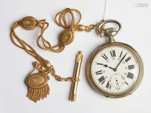 360 Chaine de montre en vermeil avec clé et médaillon à fran...