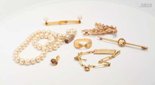 384 Lot de fantaisies : collier de fausses perles, barrette ...