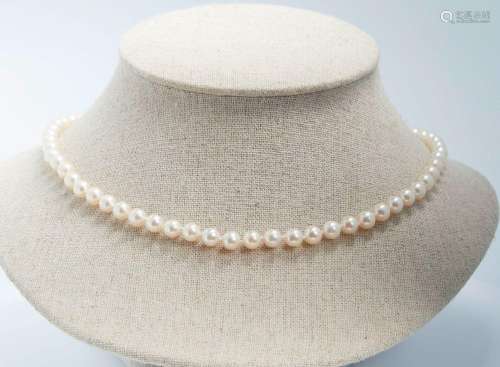 397 Collier de 71 perles de culture de 5,5 à 5,8 mm, longueu...