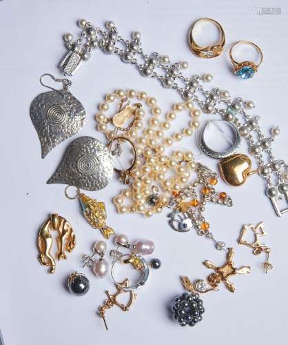 408-Lot de bijoux fantaisies dont argent 19,5 g, pendentifs ...