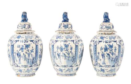 26 Delft : trois vases  couverts de forme côtelée en faïence...