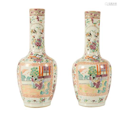 57 Chine : paire de vases polychromes à long col droit décor...