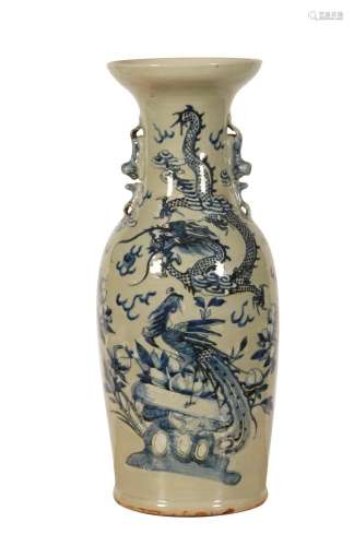 62 Chine : Vase en porcelaine dure à décor de dragon à la pe...