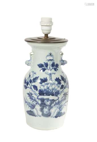 64 Chine : Vase en porcelaine dure émail céladon et décor de...