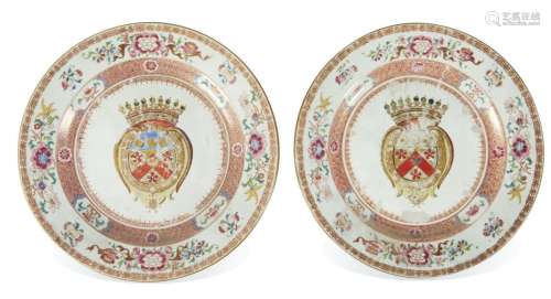 72 Chine : Une paire d'assiettes en porcelaine à décors poly...