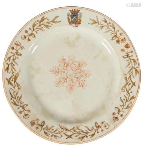 77 Chine : une assiette en porcelaine dure à décor floral or...