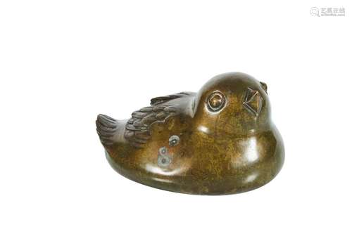 81 Poussin en bronze patiné