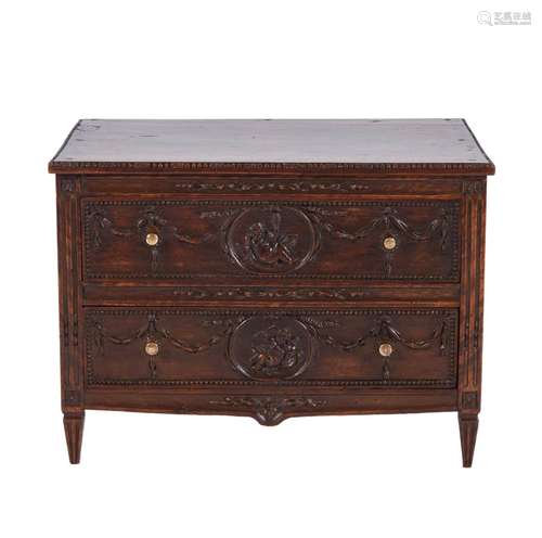 99 Commode de maitrise en noyer mouluré et sculpté ouvrant p...