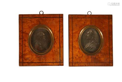121 Deux médailles ovales gravées en intailles figurant Henr...