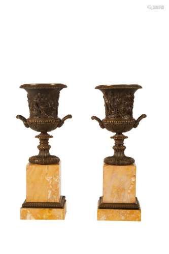 129 Belle paire de vases Médicis en bronze patiné à décor en...