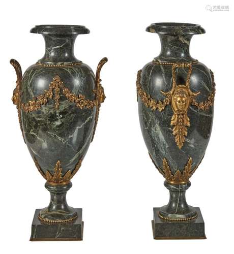 152 Importante paire de vases balustres en marbre vert de me...