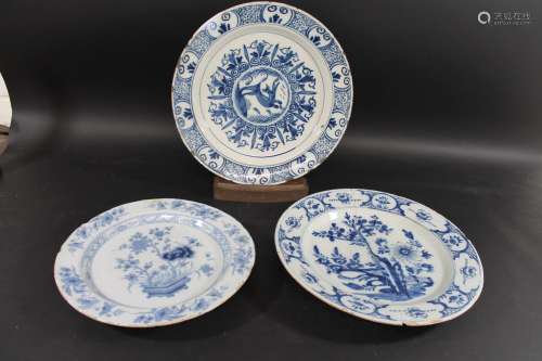 DELFT CHARGER a 18thc blue and white charger, painted with a...