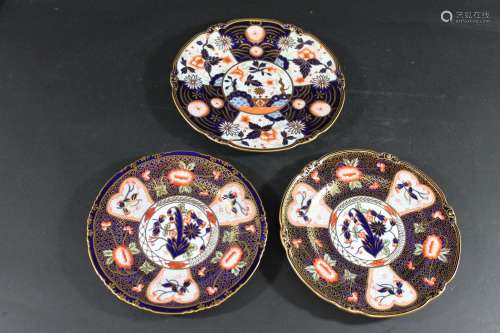 CROWN DERBY PLATES two similar plates in the Imari style, ri...