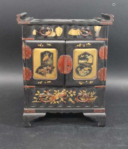 JAPANESE LACQUERED TABLE CABINET Meiji period, the lacquered...