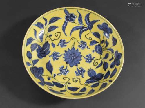 CHINESE SAUCER DISH 17thc or 18thc, painted to the interior ...