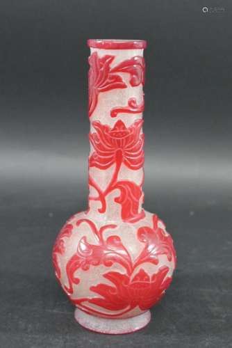 CHINESE PEKING CAMEO GLASS VASE with a narrow elongated neck...