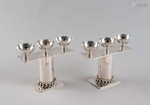 Jean DESPRES (1889-1980)Paire de candélabres en métal argent...