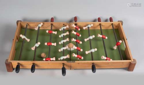 Ancien jeu de baby-foot pliant et portatif.Vers 196090 x 56 ...