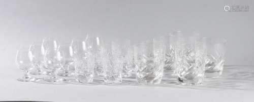 Lot de verres comprenant : DAUM, 6 verres à porto en cristal...
