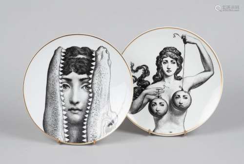 Piero FORNASETTI (1912-1988)Deux assiettes en porcelaine bla...