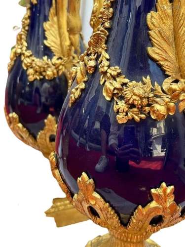Paire de vases en porcelaine de Sèvres ?  montés en bronze d...