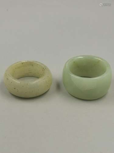 Deux ronds de serviette en jade.Diam.: 5 et 5,5 cm. Poids : ...