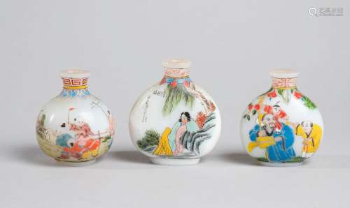 CHINE, XXèLot de trois tabatières en porcelaine, à décors de...