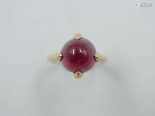 Bague en or jaune 18k griffée d'un rubis en cabochon.PB : 7,...