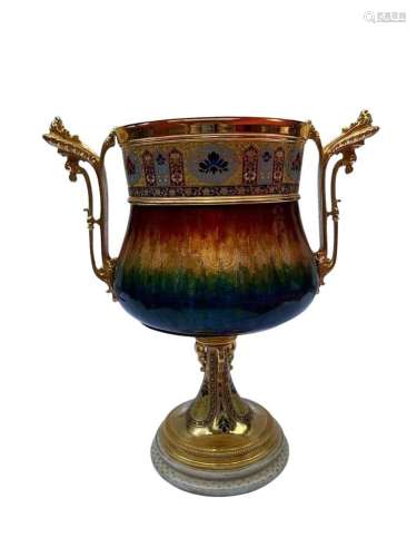 Coupe sur piédouche en bronze doré et émail cloisonné, la pa...