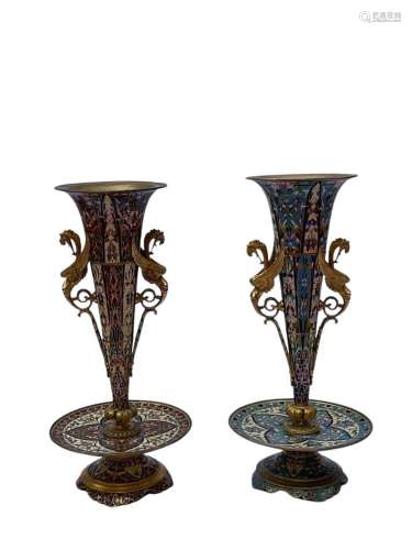 Paire de vases cornet en bronze cloisonné sur piédouche à dé...
