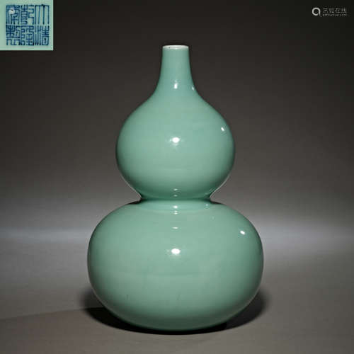 Qing Dynasty of China,Bean Green Glazed Gourd Bottle