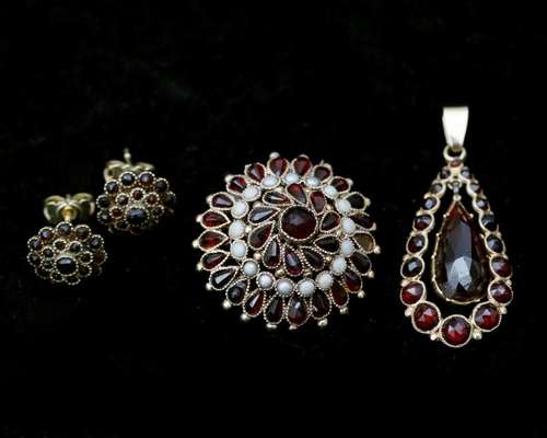 A 14 karat gold jewelery set set with garnet