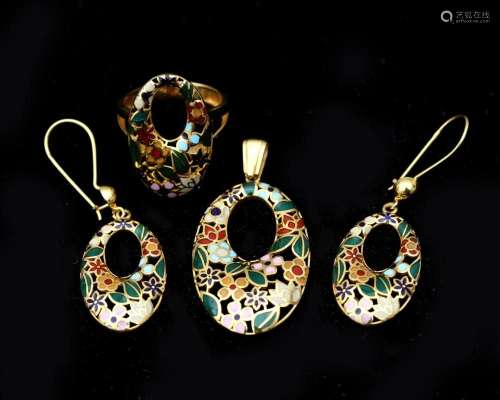 A 20 karat gold jewelery set with enamels