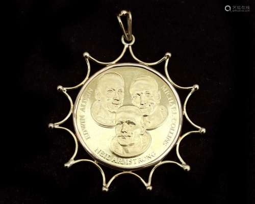 A 14 karat gold pendant, in the shape of a wire bent sunbeam...