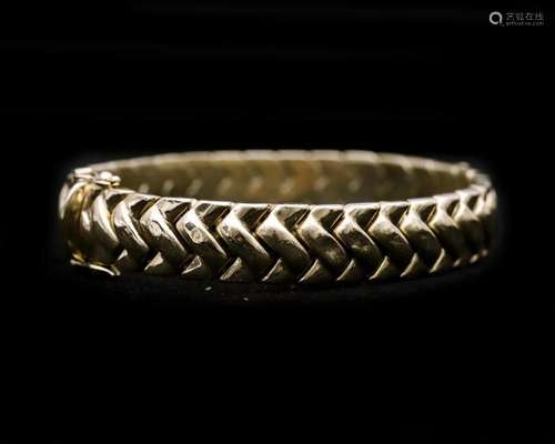 A 14 karat gold bangle in braided pattern ca. 1980