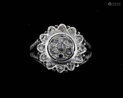 An 18 krt. white gold rosette ring, set with rose cut diamon...
