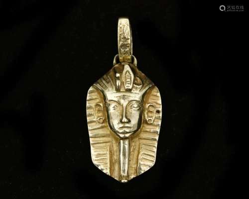 A 14 karat gold pendant in the shape of Tutankhamun