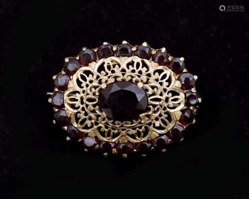 A 14 krt. gold brooch set with garnet