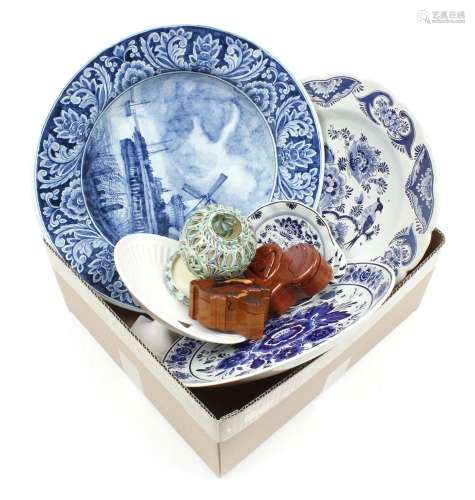 Box with earthenware dishes