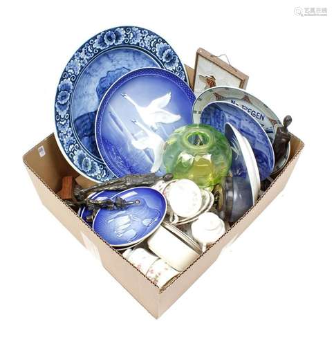 Box of porcelain and earthenware