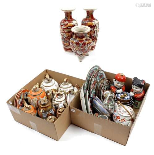 2 boxes with Japanese porcelain