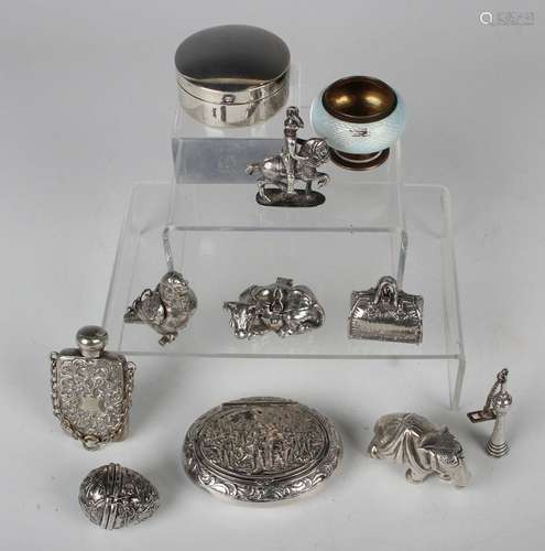 A George V silver circular box with hinged lid, Birmingham 1...