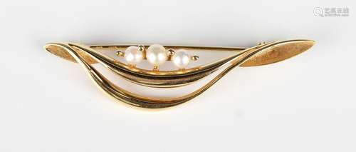 A gold and cultured pearl bar brooch in a curved design, mou...