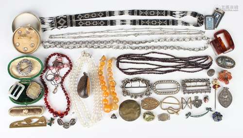 A small collection of jewellery, including a two row choker ...