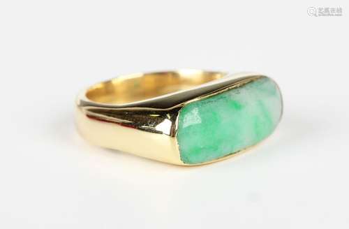 A gold and jade ring in a curved rectangular design, unmarke...