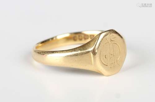 An 18ct gold signet ring, London 1922, weight 9.4g, ring siz...