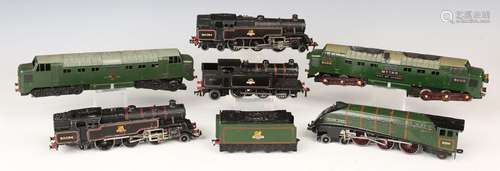 A small collection of Hornby Dublo three-rail items, includi...