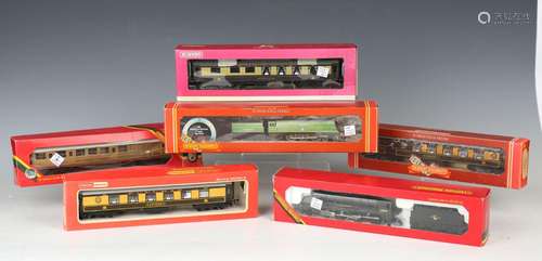 A collection of Hornby and Hornby Railways gauge OO items, i...